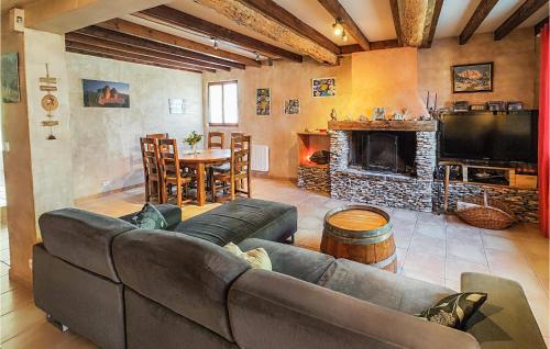 Awesome home in Pierrerue with 3 Bedrooms and WiFi