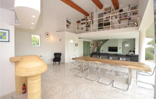Awesome home in Poulx with 5 Bedrooms, WiFi and Outdoor swimming pool