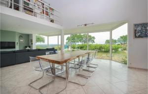 Awesome home in Poulx with 5 Bedrooms, WiFi and Outdoor swimming pool