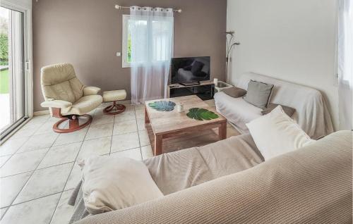Awesome home in Quarante with Outdoor swimming pool, 5 Bedrooms and WiFi