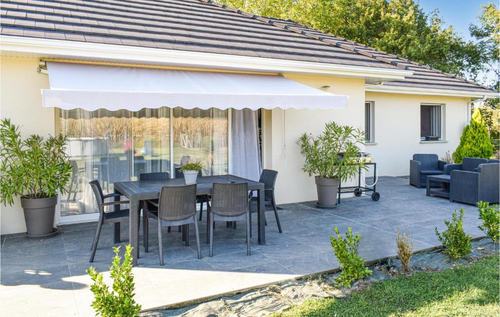 Awesome home in Rivehaute with Outdoor swimming pool, WiFi and 3 Bedrooms , 64190 Coueilles