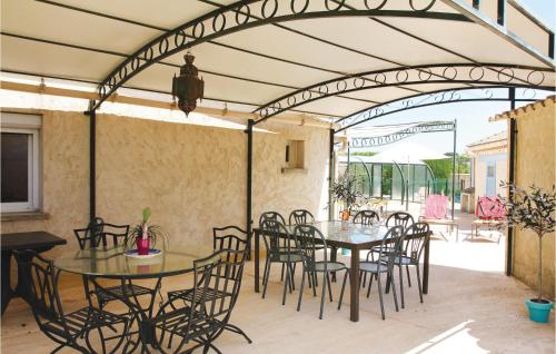Awesome home in Rochefort du Gard with 4 Bedrooms, WiFi and Outdoor swimming pool