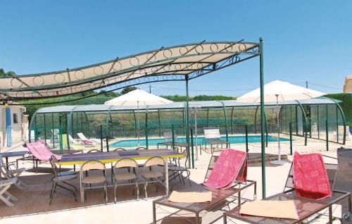 Awesome home in Rochefort du Gard with 4 Bedrooms, WiFi and Outdoor swimming pool
