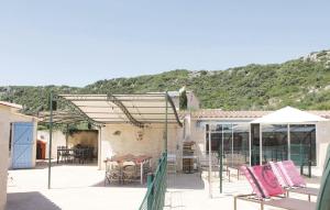 Awesome home in Rochefort du Gard with 4 Bedrooms, WiFi and Outdoor swimming pool