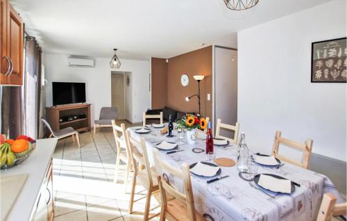 Awesome home in Rochefort du Gard with Private swimming pool, Outdoor swimming pool and Heated swimming pool