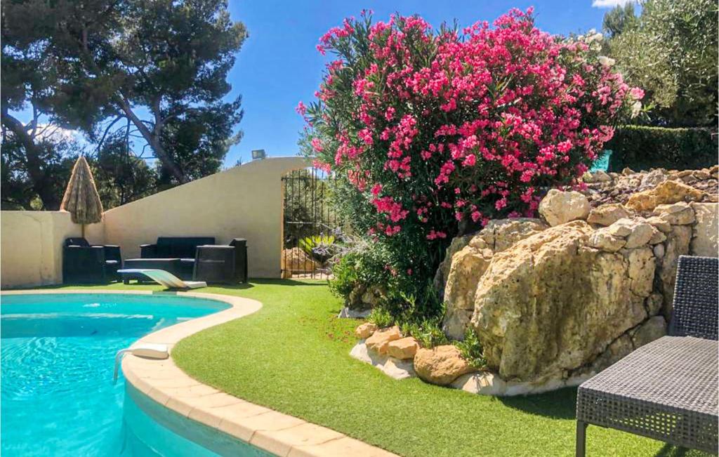 Awesome home in Rognac with Outdoor swimming pool, WiFi and 3 Bedrooms , 13340 Rognac