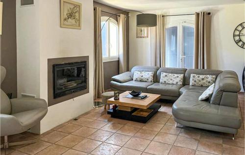 Awesome home in Rognac with Outdoor swimming pool, WiFi and 3 Bedrooms