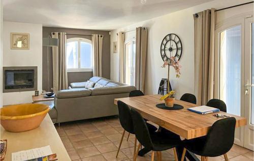 Awesome home in Rognac with Outdoor swimming pool, WiFi and 3 Bedrooms