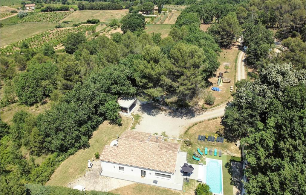 Maison de vacances Awesome home in Rognes with Outdoor swimming pool, WiFi and 3 Bedrooms  13840 Rognes