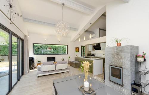 Awesome home in Rognes with Outdoor swimming pool, WiFi and 3 Bedrooms