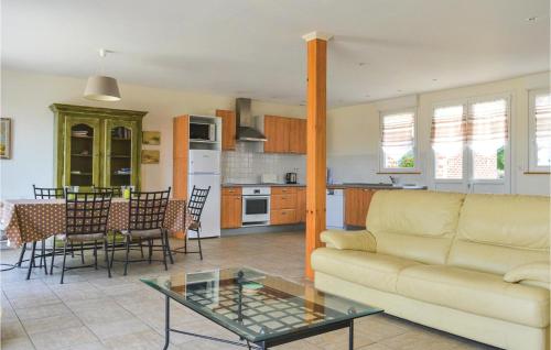 Awesome home in Roisel with 3 Bedrooms and WiFi