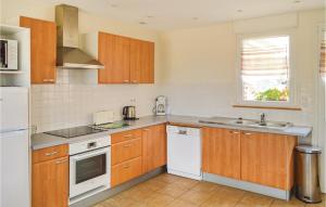 Awesome home in Roisel with 3 Bedrooms and WiFi