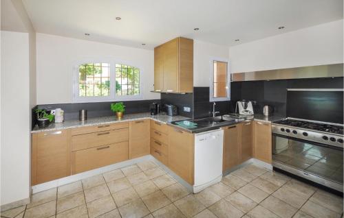 Awesome home in Roquefort les Pins with 4 Bedrooms, WiFi and Private swimming pool