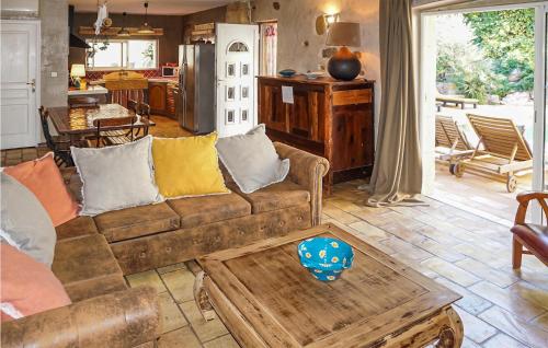 Awesome home in ROUJAN with WiFi, 3 Bedrooms and Outdoor swimming pool