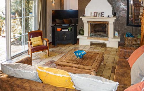 Awesome home in ROUJAN with WiFi, 3 Bedrooms and Outdoor swimming pool