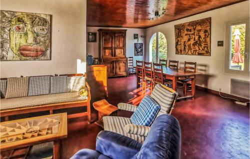 Awesome home in Saint-Martin-de-R with WiFi and 4 Bedrooms
