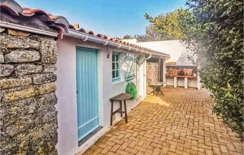 Awesome home in Saint-Martin-de-R with WiFi and 4 Bedrooms