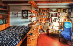 Awesome home in Saint-Martin-de-R with WiFi and 4 Bedrooms