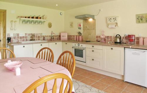 Awesome home in Saint-Pierre-sur-Orth with 4 Bedrooms