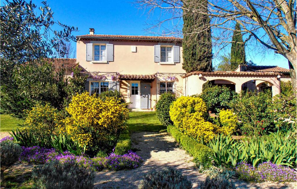 Awesome home in Saint Quentin la poter with WiFi and 3 Bedrooms , 30700 Saint-Quentin-la-Poterie