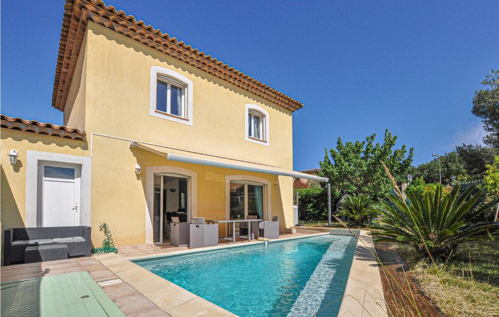 Maison de vacances Awesome home in Saint Raphael with WiFi, Outdoor swimming pool and Heated swimming pool  83700 Saint-Raphaël