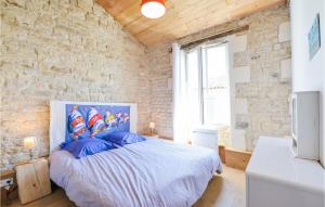 Awesome home in Sainte-Marie-de-R with 9 Bedrooms and WiFi