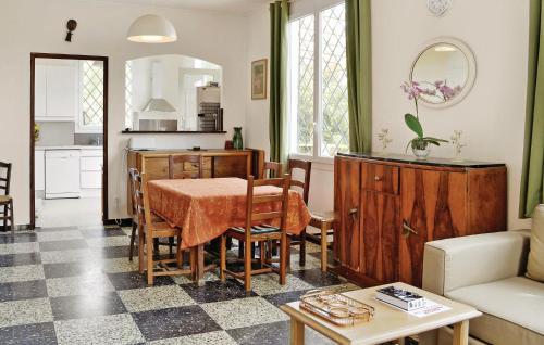 Awesome home in Sollies Toucas with 3 Bedrooms, WiFi and Private swimming pool