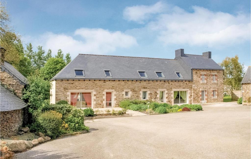 Awesome home in St Martin des Pres with 5 Bedrooms, WiFi and Outdoor swimming pool , 22320 Ville Morvan