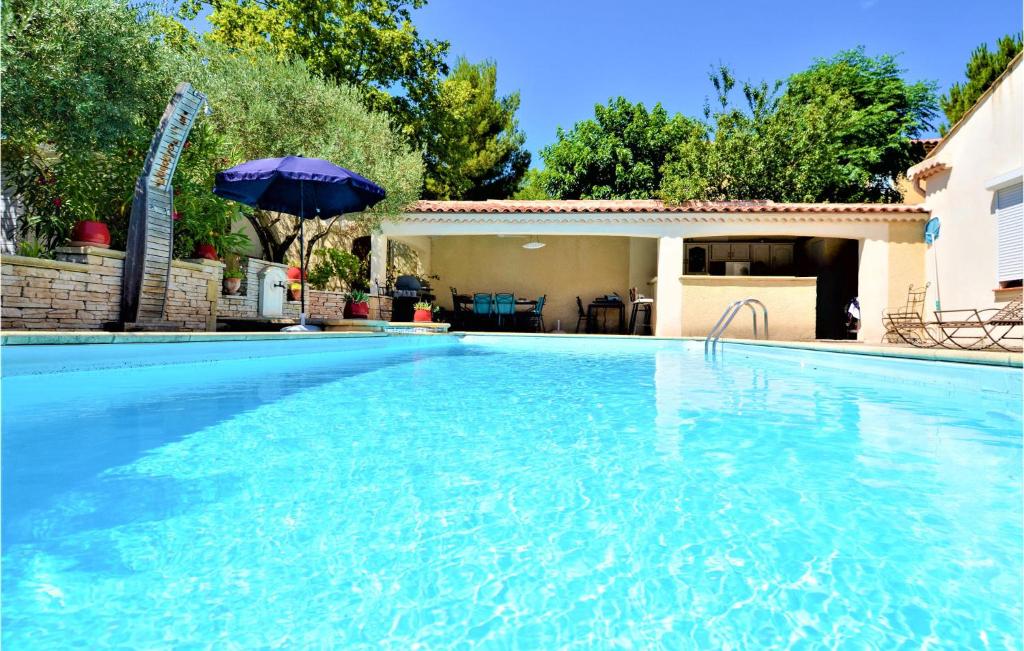 Awesome home in St-Saturnin-les-Avigno with WiFi and Outdoor swimming pool , 84450 Jonquerettes