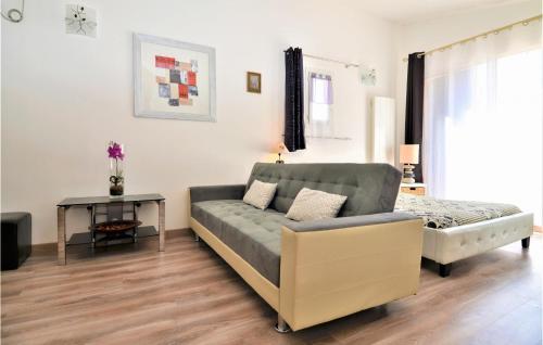 Awesome home in St-Saturnin-les-Avigno with WiFi and Outdoor swimming pool