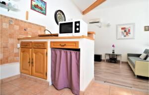 Awesome home in St-Saturnin-les-Avigno with WiFi and Outdoor swimming pool