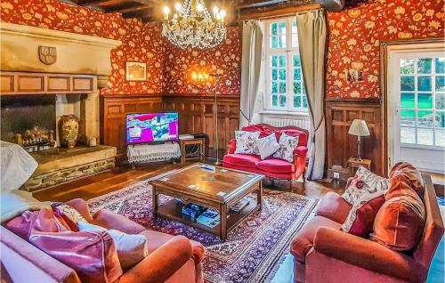 Awesome home in Taul with 5 Bedrooms and WiFi
