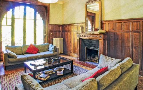 Awesome home in Terrasson-Lavilledieu with 5 Bedrooms, WiFi and Outdoor swimming pool