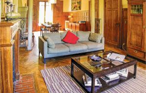 Awesome home in Terrasson-Lavilledieu with 5 Bedrooms, WiFi and Outdoor swimming pool