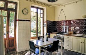 Awesome home in Terrasson-Lavilledieu with 5 Bedrooms, WiFi and Outdoor swimming pool