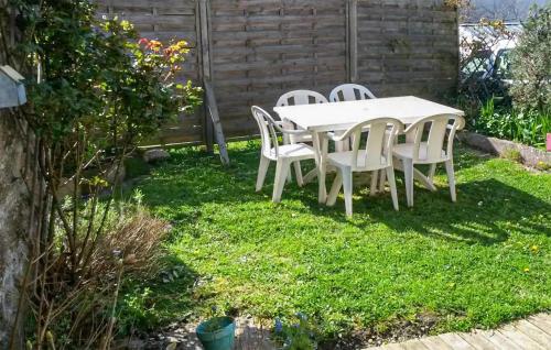 Awesome home in Trdrez-Locqumeau with 2 Bedrooms