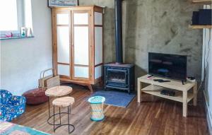 Awesome home in Trdrez-Locqumeau with 2 Bedrooms