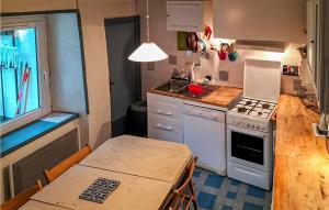 Awesome home in Trdrez-Locqumeau with 2 Bedrooms