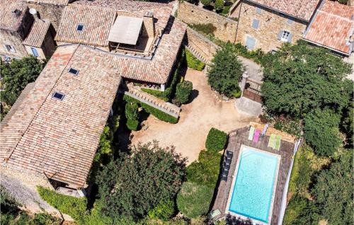 Awesome home in Uzs with 5 Bedrooms, Private swimming pool and Outdoor swimming pool