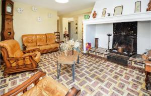 Awesome home in Uzs with 5 Bedrooms, Private swimming pool and Outdoor swimming pool