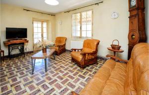 Awesome home in Uzs with 5 Bedrooms, Private swimming pool and Outdoor swimming pool