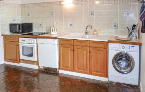 Awesome home in Vaudoy-en-Brie with 3 Bedrooms, WiFi and Indoor swimming pool
