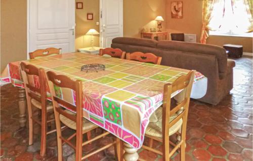 Awesome home in Vaudoy-en-Brie with 3 Bedrooms, WiFi and Indoor swimming pool