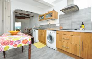 Awesome home in Villecroze with WiFi and 3 Bedrooms