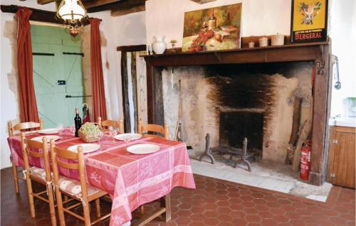 Awesome home in Villefranche-du-Perigo with 3 Bedrooms, Private swimming pool and Outdoor swimming pool