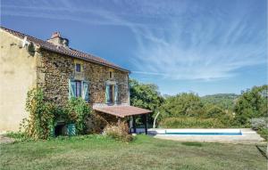 Awesome home in Villefranche-du-Perigo with 3 Bedrooms, Private swimming pool and Outdoor swimming pool