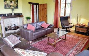 Awesome home in Villefranche-du-Perigo with 3 Bedrooms, Private swimming pool and Outdoor swimming pool