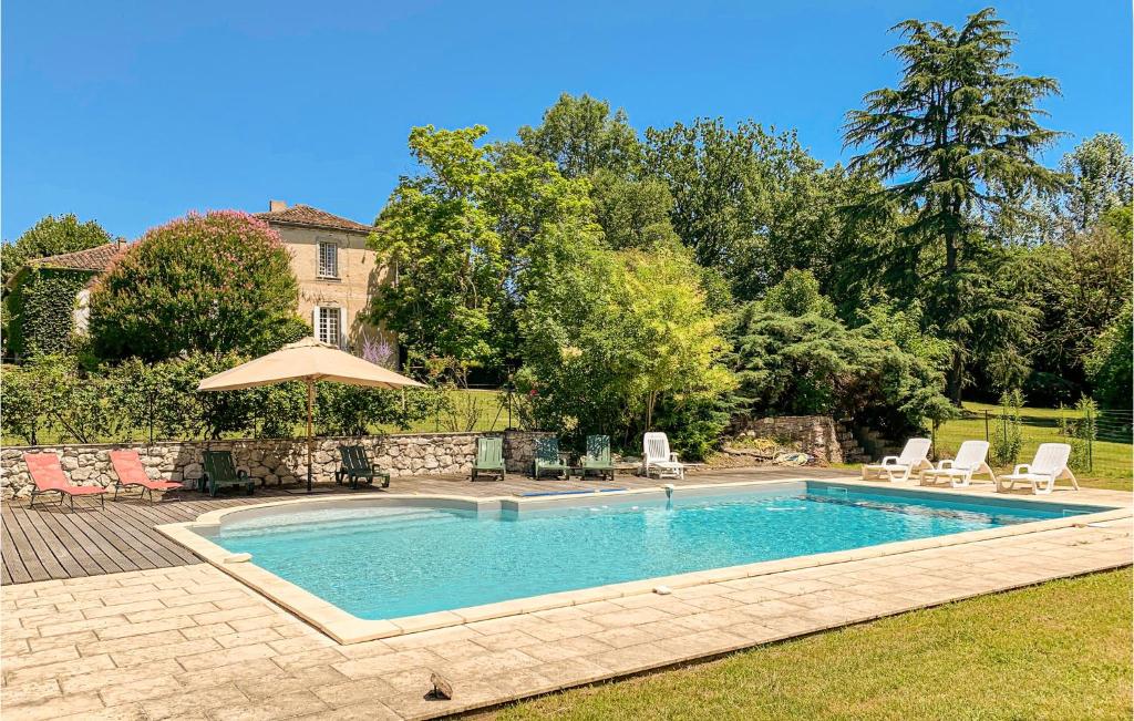 Maison de vacances Awesome home in Villeneuve sut lot with Outdoor swimming pool, 10 Bedrooms and Internet  47300 Villeneuve-sur-Lot