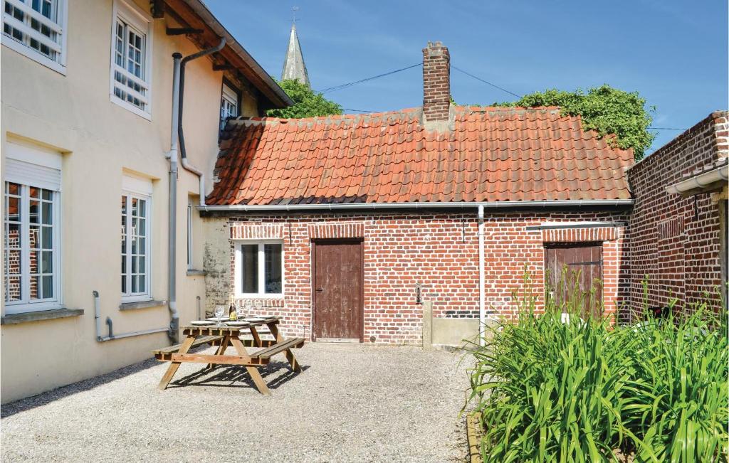 Maison de vacances Awesome home in Volckerinckhove with 5 Bedrooms and WiFi  59470 Volckerinckhove