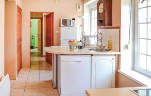 Awesome home in Volckerinckhove with 5 Bedrooms and WiFi
